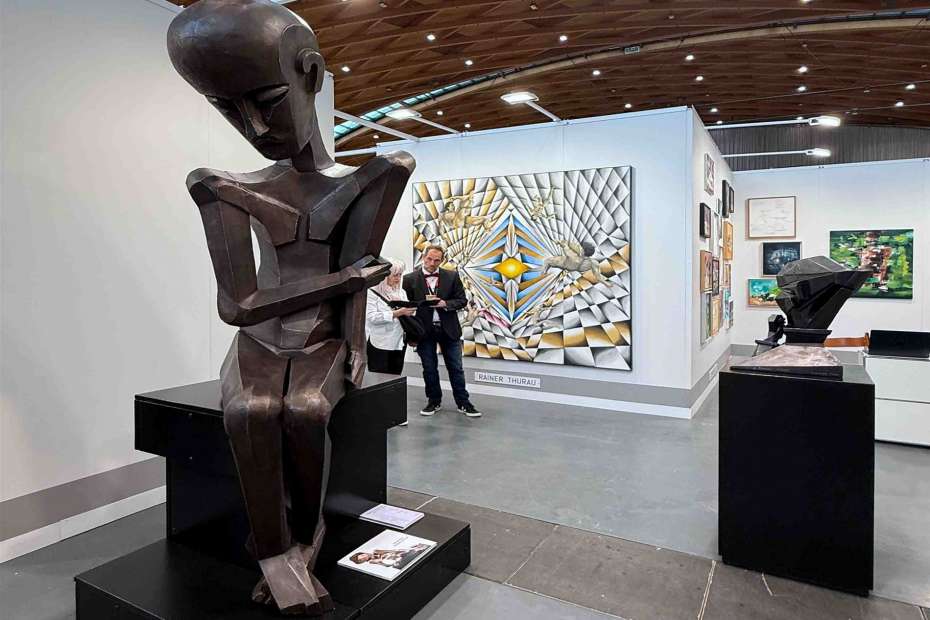 Wasserköpfe, Hungerhaken, Tanzeinlagen, Körperbewusstsein… Skulpturen, Plastiken, Objekte und vieles mehr…. Kunst mit Sammlerwert auf der ART Karlsruhe 2026