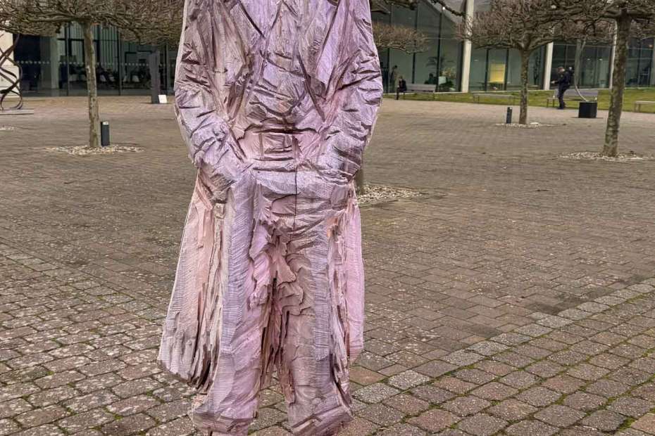 HOMELESS von Jozek Nowak bei Mari Arp zwischen den Hallen der ART Karlsruhe