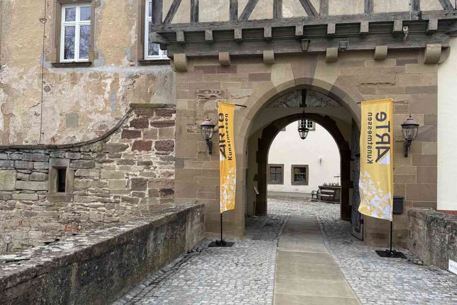 Weitblick auf Burg Stettenfels in Untergruppenbach und viel Kunst, wild gemischt, wie eine Führung durch die Gegenwart