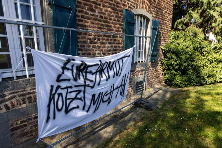Dennis-Josef-Meseg in Provokationen über Konsum und IKONEN