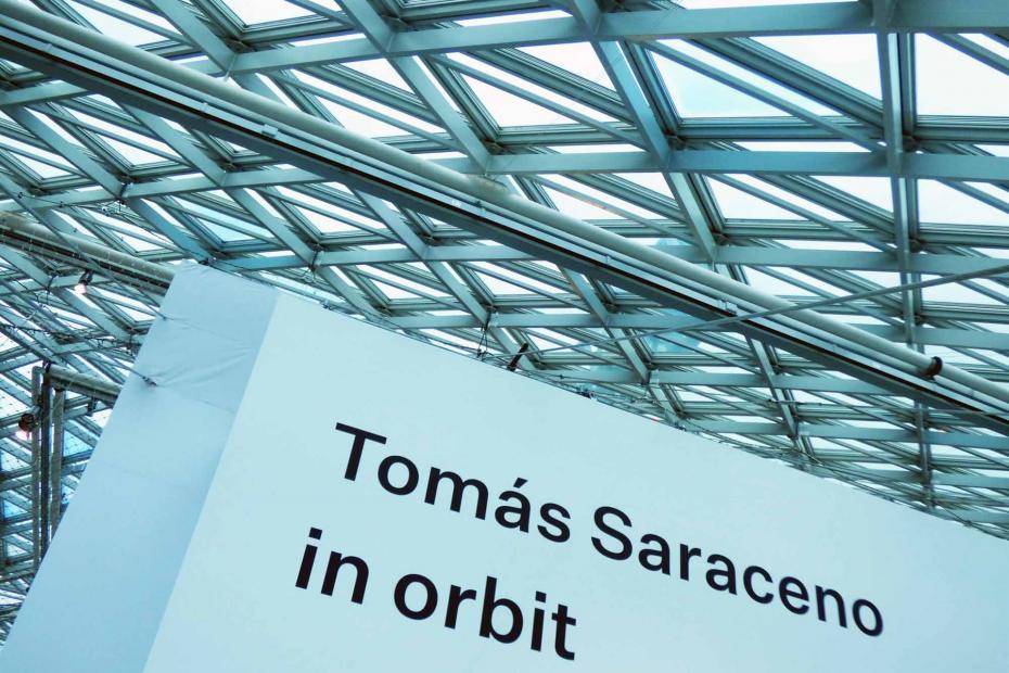 "In Orbit" mit Tomás Saraceno im K21 in Düsseldorf